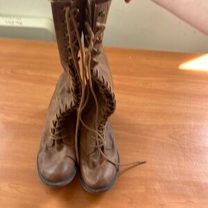 Women’s Size 10 brown boots.